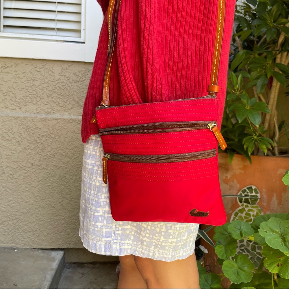 Crimson/brown Dooney & Bourke vinyl/leather crossbody bag - Picture 2 of 12